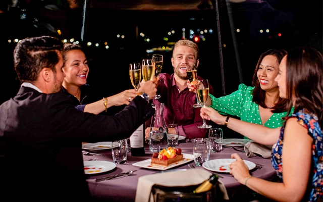 Una cena con amigos a bordo de nuestro barco 
