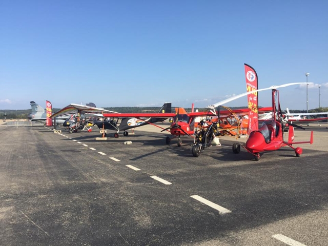  Nuestro avión estacionado en el aeropuerto 