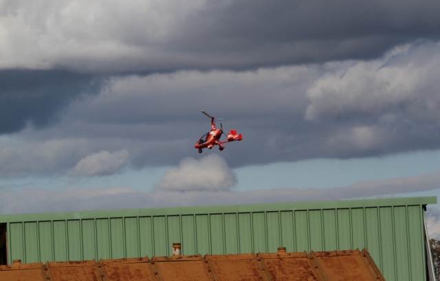  Un autogiro que domina la base de despegue 