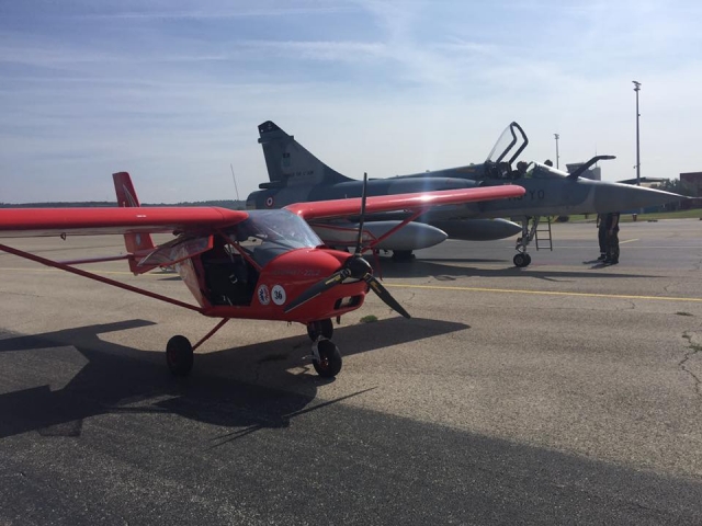  Nuestro ULM multieje toma el sol en el aeropuerto 