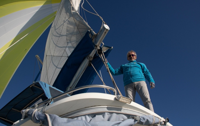  Nuestro capitán a bordo del catamarán 