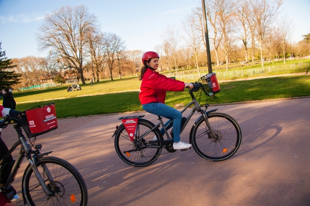  En bicicleta eléctrica por los senderos del parque 