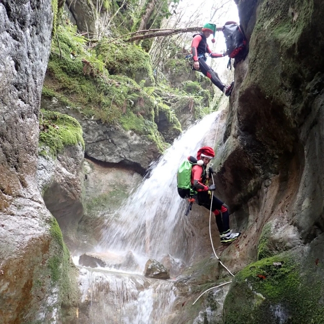  Descenso en rápel por una cascada 
