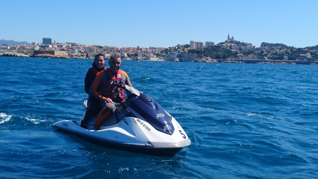  Jet ski con pasajero en el mar 