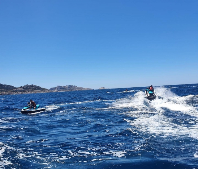  Sienle impresiones extraordinarias mientras pilotas nuestra jet ski de alta gama 