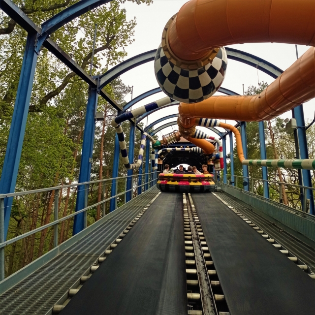 Sienle la adrenalina en las atracciones del parque 