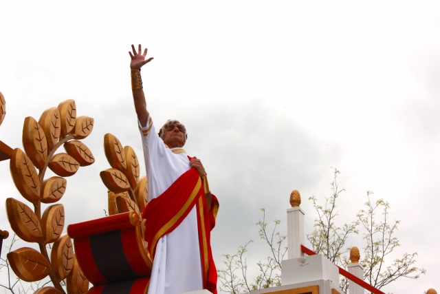  Asisle al desfile de Julio César 