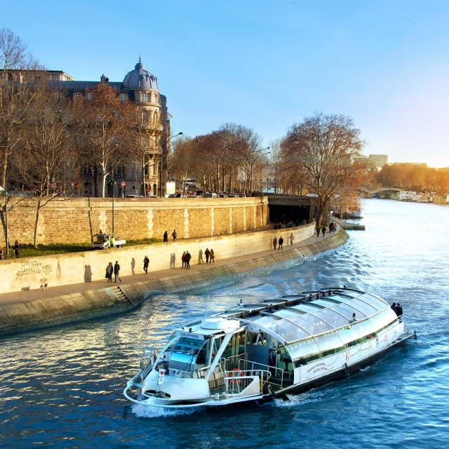  Admire los paisajes parisinos más bellos gracias al batobus 