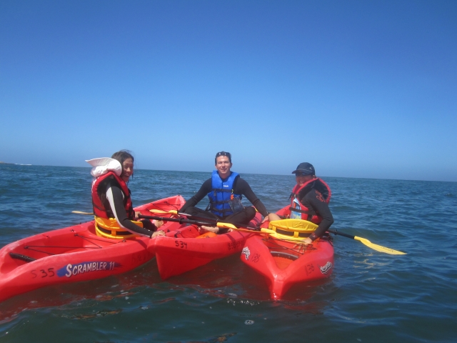  ¡Navegando en kayak con amigos! 