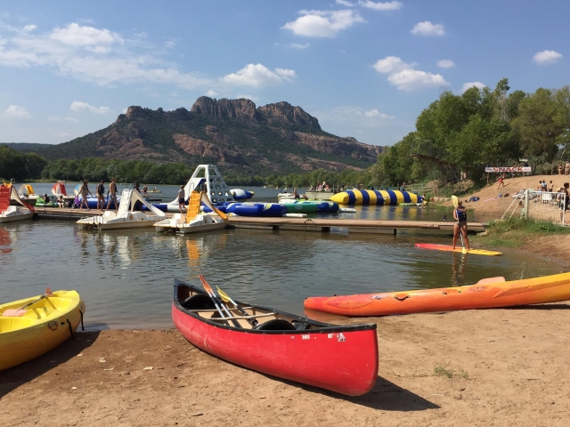  Los kayaks le esperan para su excursión 