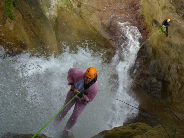  Sienle impresiones indescriptibles mientras desciendes en rápel por las cascadas de Ariège. 
