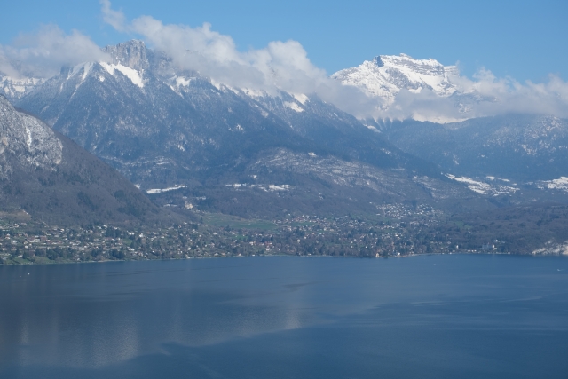 Las vistas del lago de Annecy desde el aire son impresionantes 