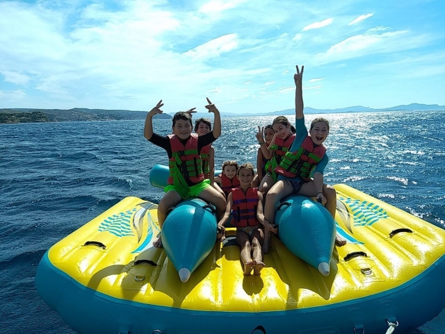 ¡Agarrale a la boya inflable! 