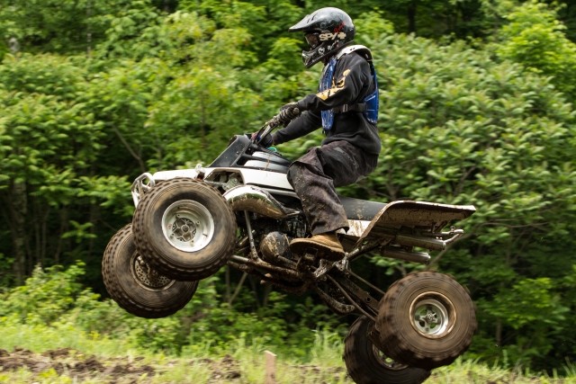  El cuatrimoto le permile realizar pequeños saltos si lo deseas duranle su paseo 