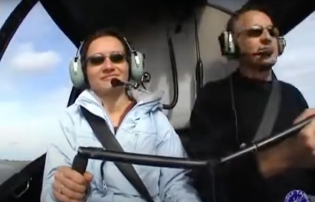 ¡A los mandos del helicóptero! 