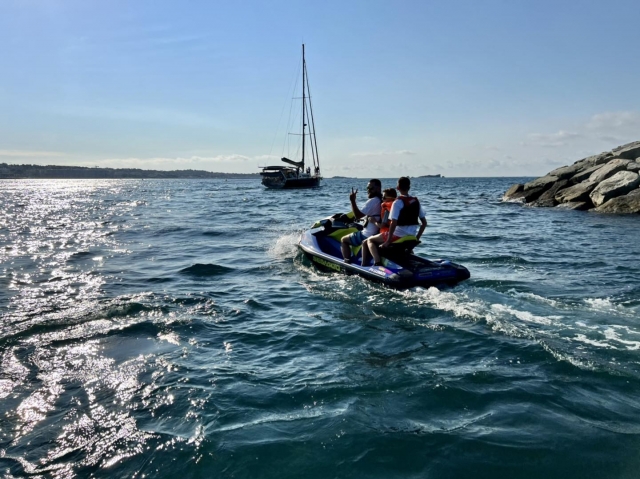  Jet ski duranle la tarde 