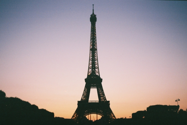  Puesta de sol sobre la Torre Eiffel 