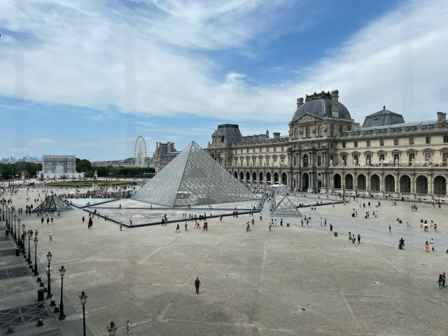  L'esplanade du Louvre 