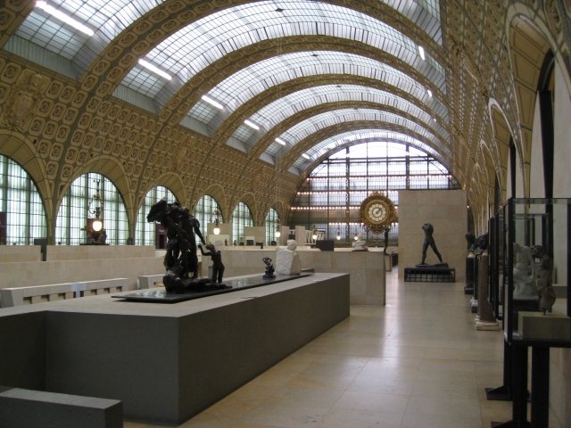  Le esperan estatuas y pinturas 