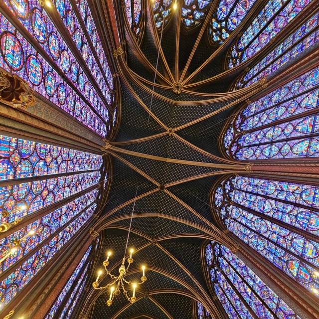  Admire los 600m2 de vidrieras 