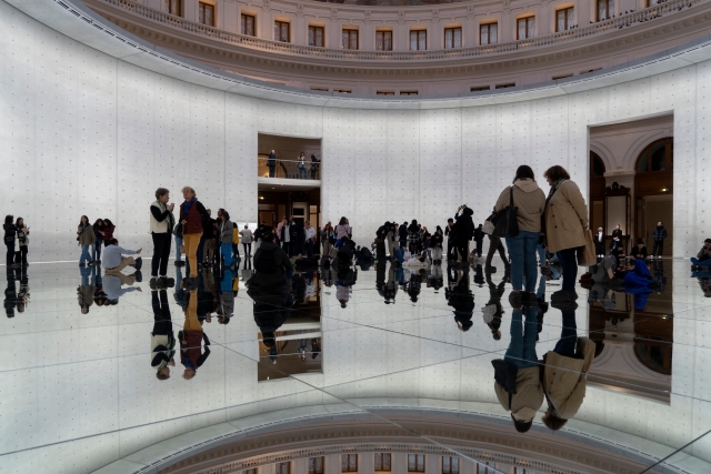 Pase por una sala llena de espejos 