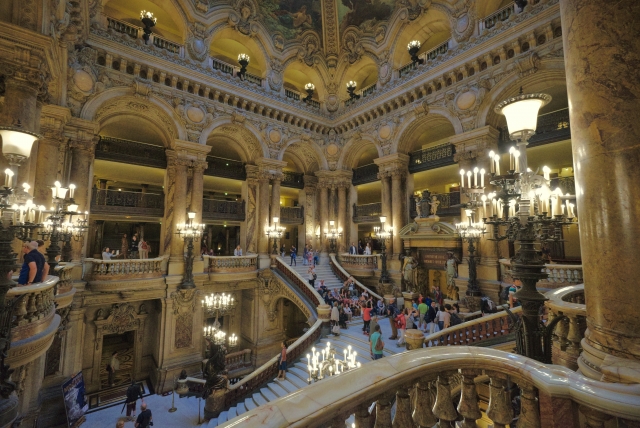  La gran y majestuosa escalera de la entrada 