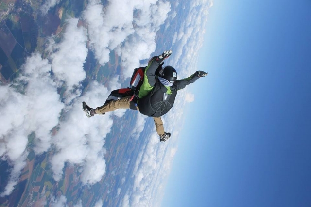  Caída libre entre las nubes 