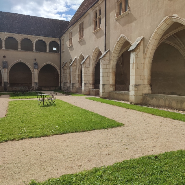 Pasa por el claustro 