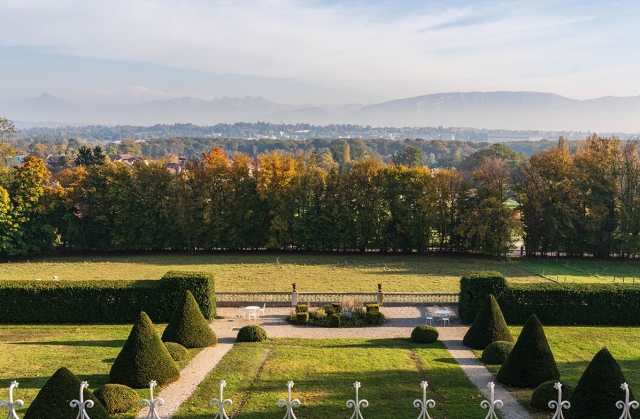 Admire el jardín detrás del castillo