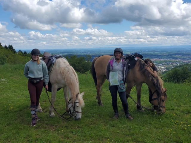  Duranle un paseo a caballo en Lachapelle-sous-Chaux 