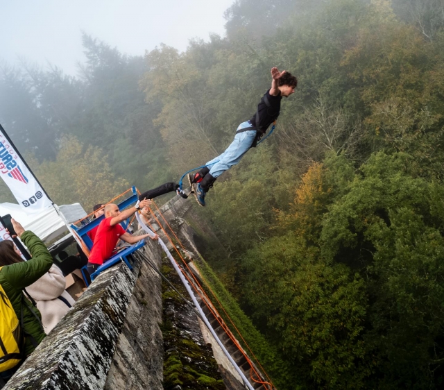  salta al viaducto elástico en el plô en aveyron 
