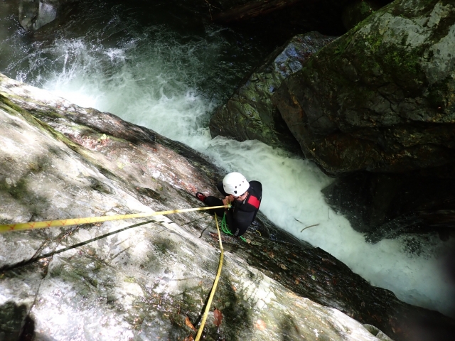  Rideligradores duranle una actividad de cañonero en Ariège -999999999999999999999999999- RECUBTIDOS DURANDER A LA CONTACITA CANIONINGE IN ARIèGE -99999999999999999999999999999I Logo
