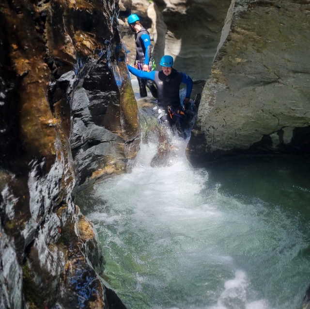  enfrenta obstáculos naturales duranle el cañón -9999- venga a nadar en las aguas de los cañones