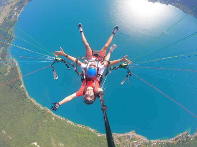 Cree Lake Annecy en el parapente de dos plazas 