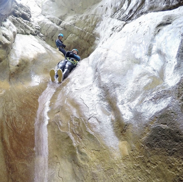  Live un momento divertido -9999- logo