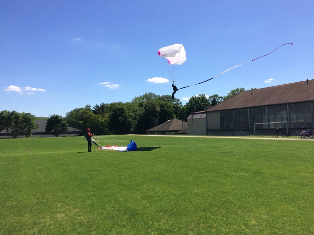  Landing suave para un salto en paracaídas en tándem 