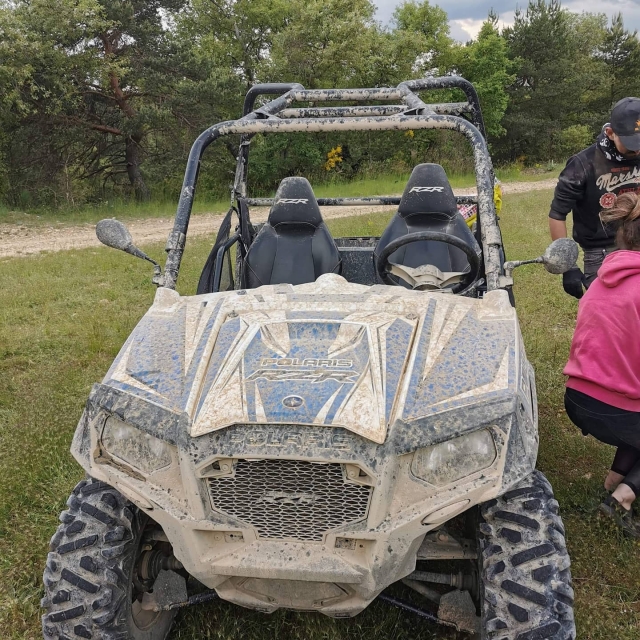 Buggys listos para enfrentar obstáculos naturales