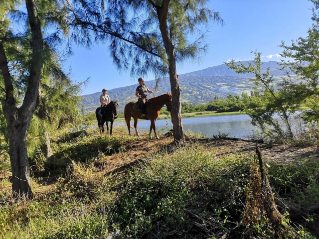  Pbaños a caballo en el sur de la intensa isla 