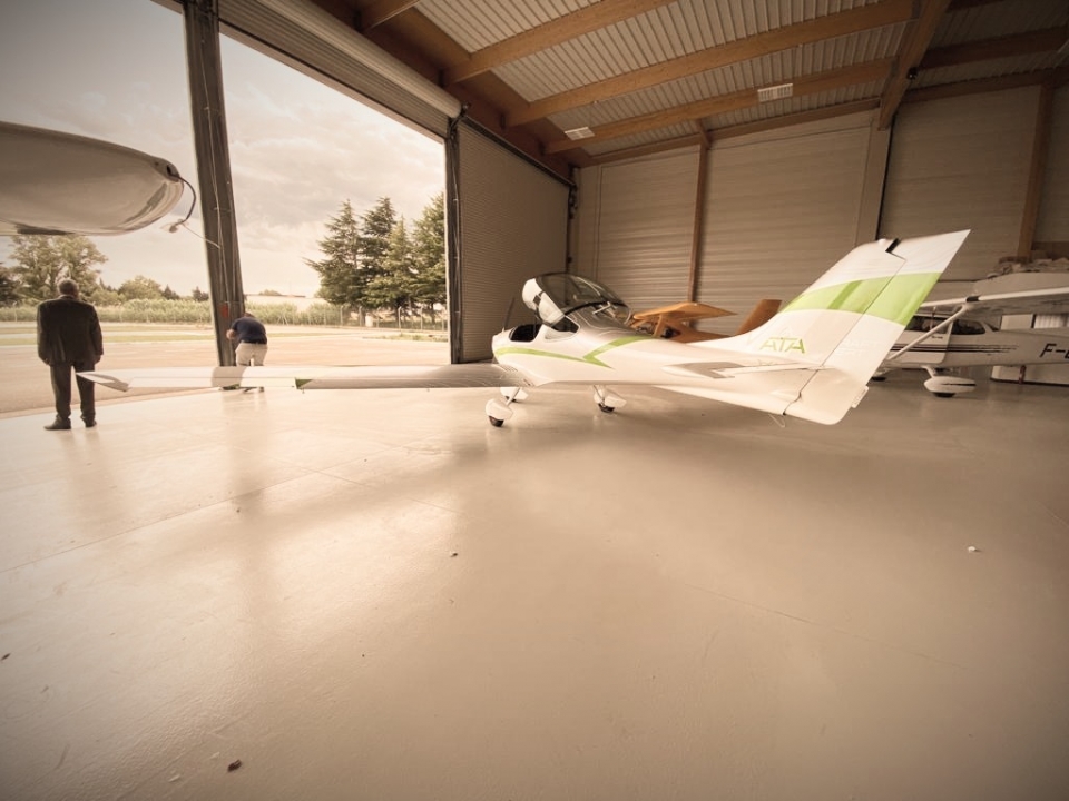  Aviones ultraligeros en el hangar 