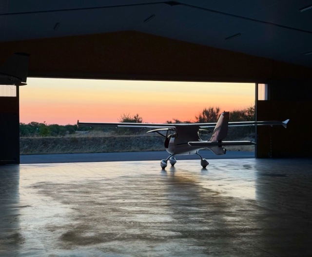  El ULM en el hangar al anochecer 