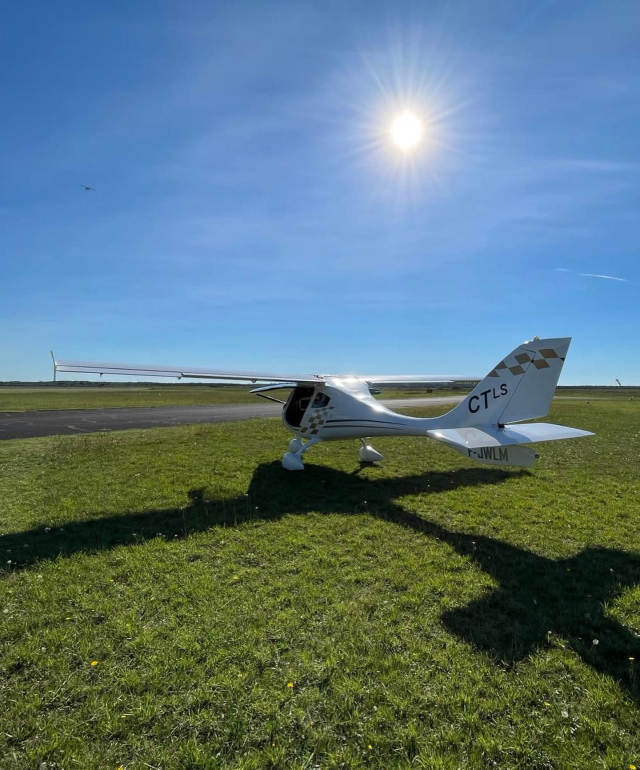  El ULM sobre la hierba, al sol 