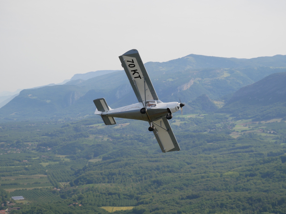 Un ULM en vuelo sobre la Drôme 