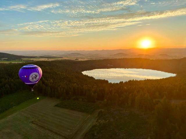  Amanecer en el lago Bouchet 