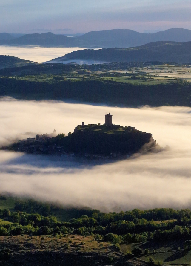  La fortaleza de Polignac sobre un mar de nubes 