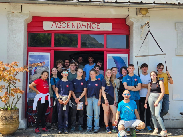  Un grupo frente a la escuela de Ascendance 