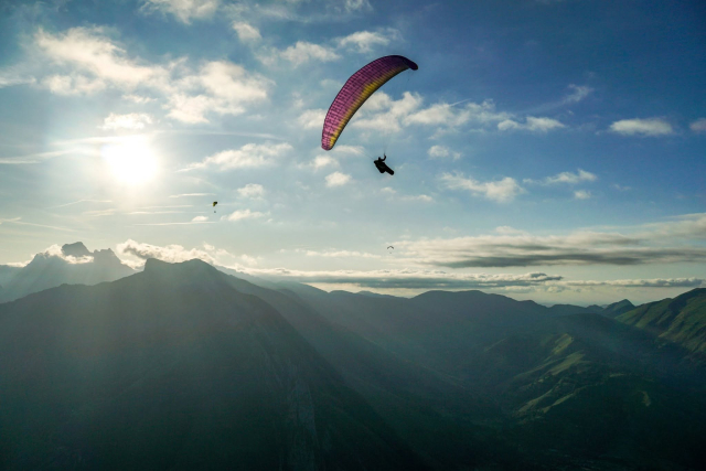  Vuelo al final del día, a contraluz