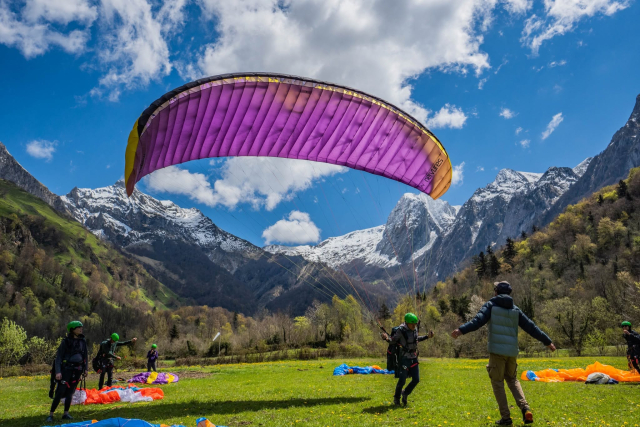  Inflando la vela frente a las cumbres nevadas 