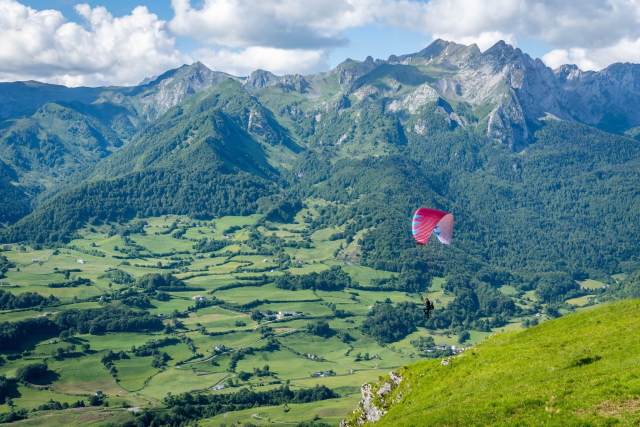  Parapente sobre los prados de Lescun, en el valle de Aspe 