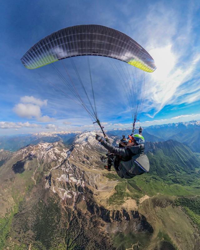  Piloto en vuelo sobre las crestas 