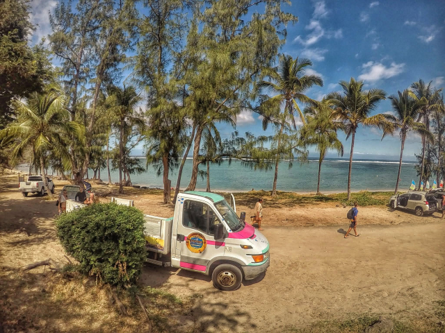  La pick-up central bajo las palmeras 